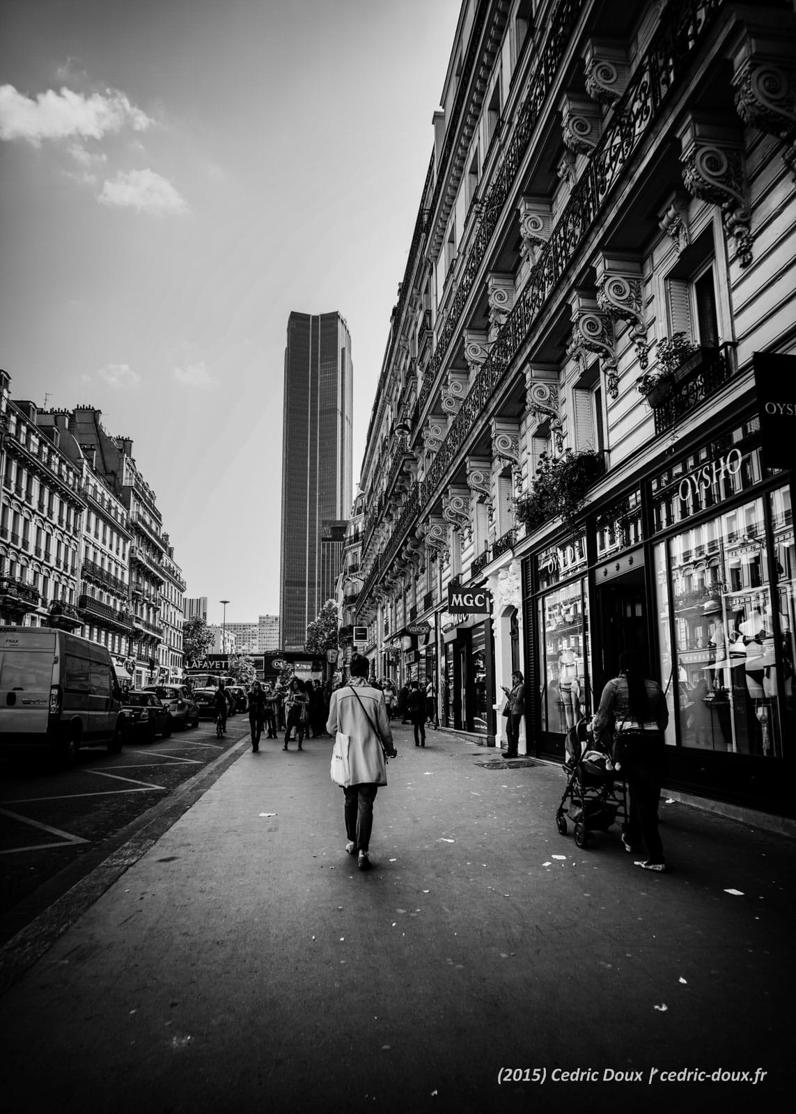Photo de rue en noir et blanc. Paris, la rue de Rennes.
