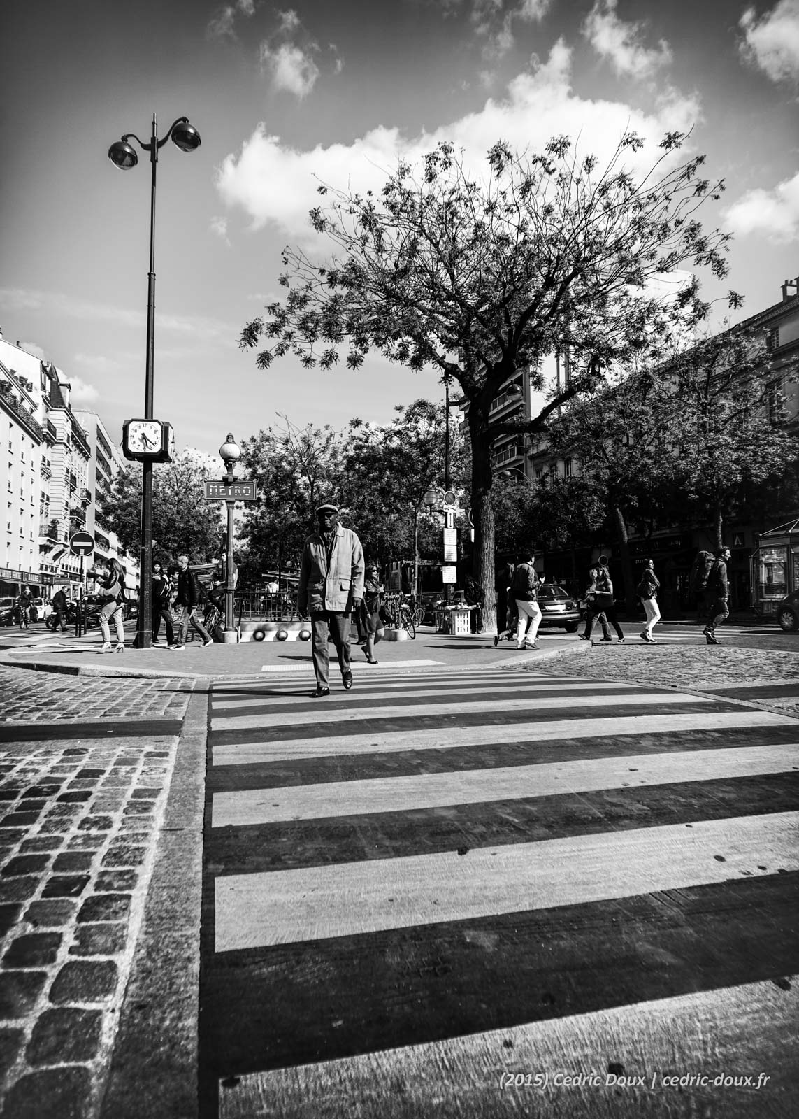 Photo de rue en noir et blanc à Montparnasse