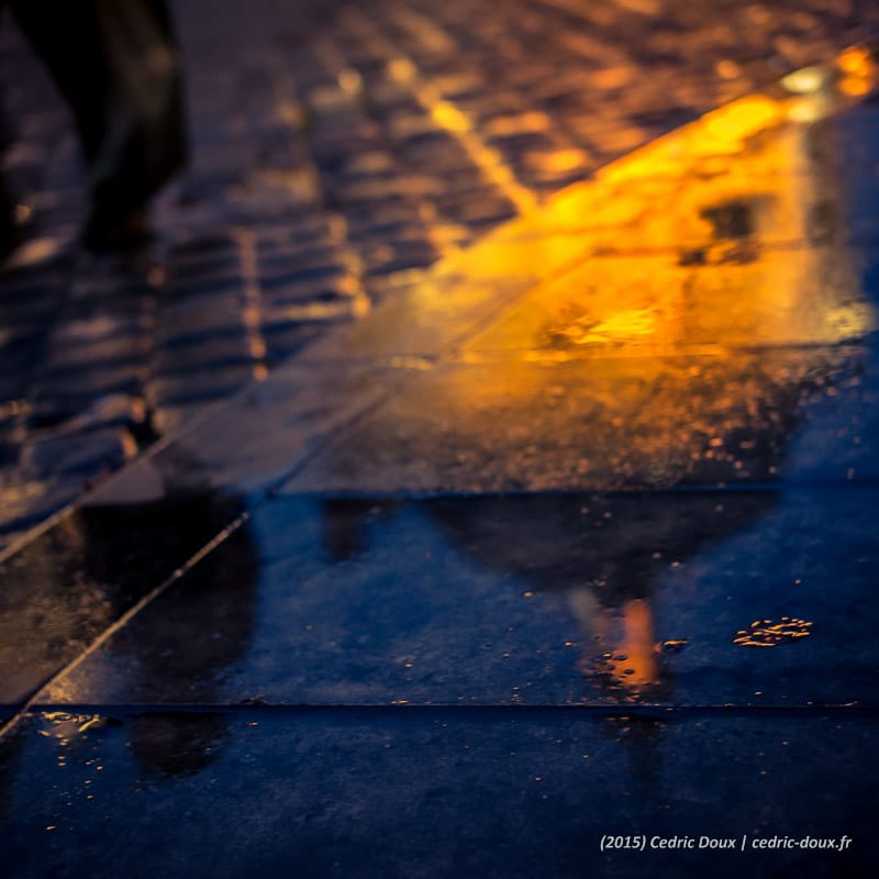 Reflets de nuit sur les pavés à Bordeaux