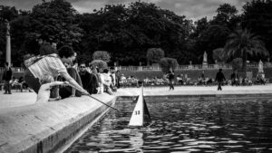 Le Jardin du Luxembourg, les enfants jouent sur le plan d'eau