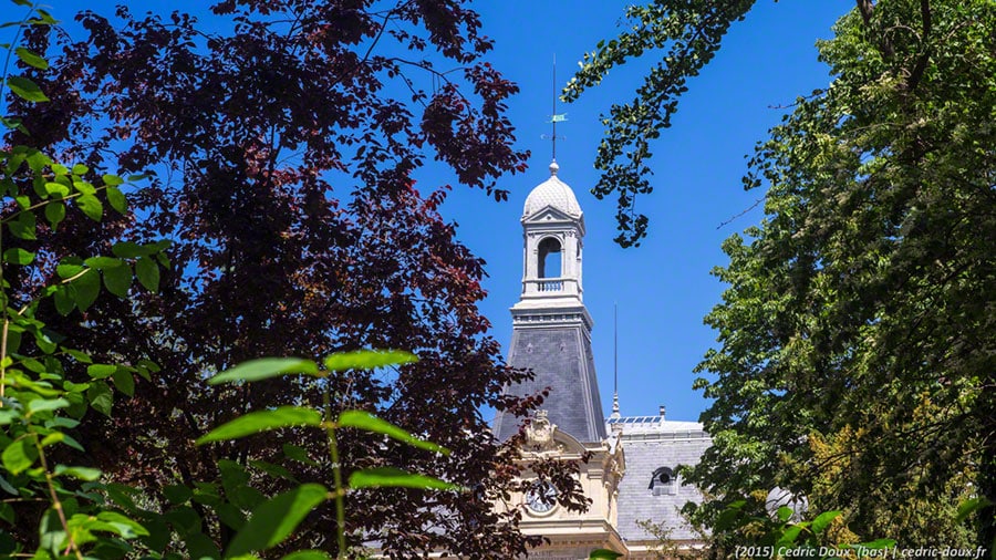 La Mairie du 14e se cache derrière les arbres