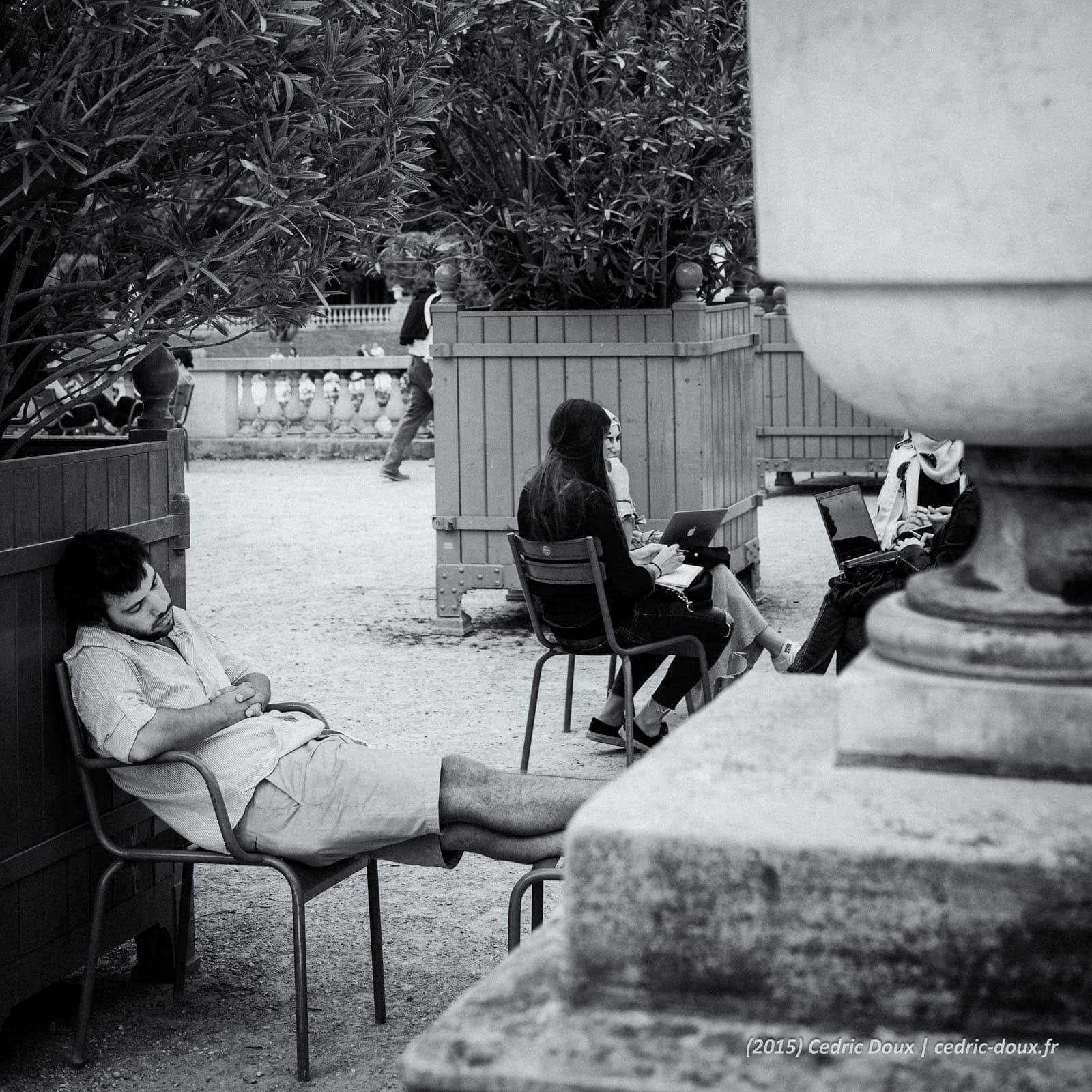 Faire la sieste dans le Jardin du Luxembourg. Photo en noir et blanc