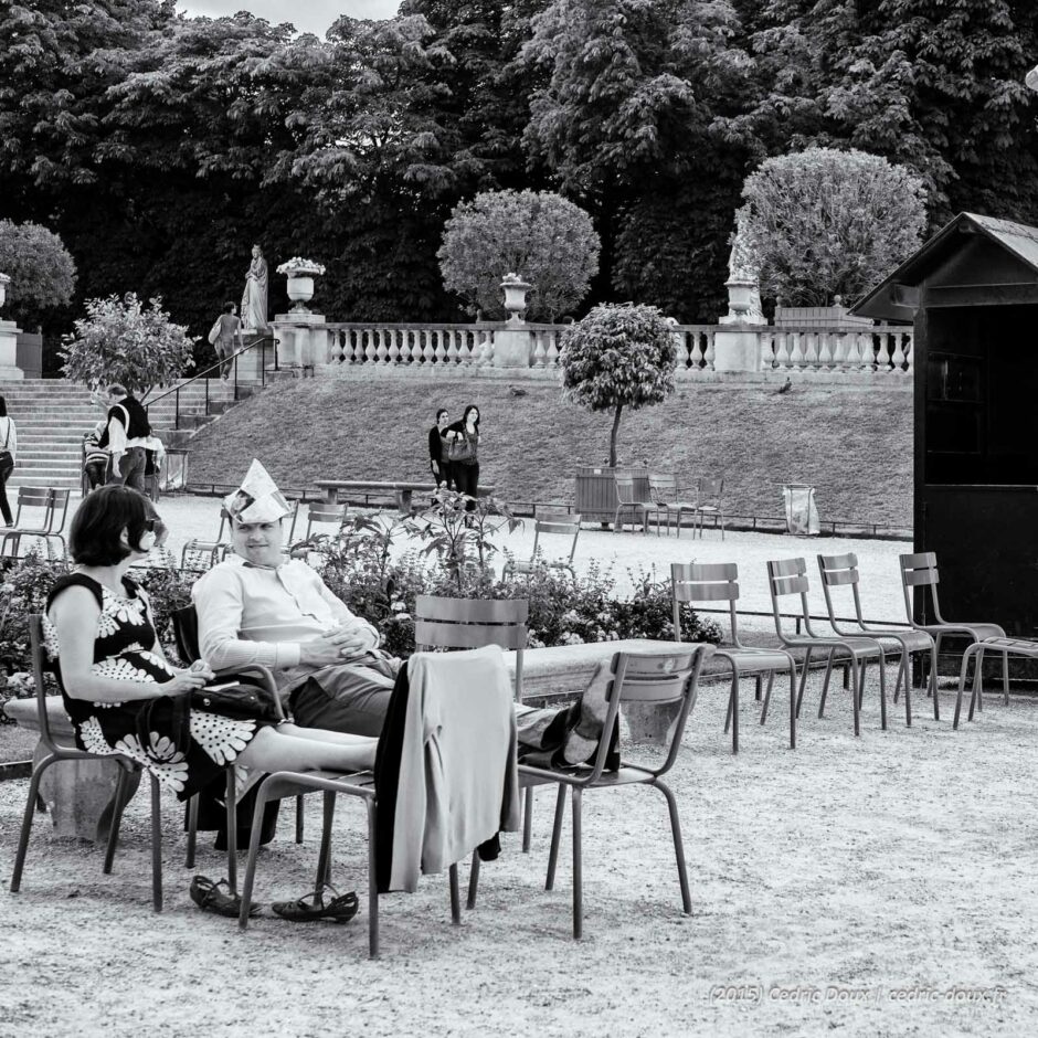 Jardin du Luxembourg. Repos sur les chaises longues.