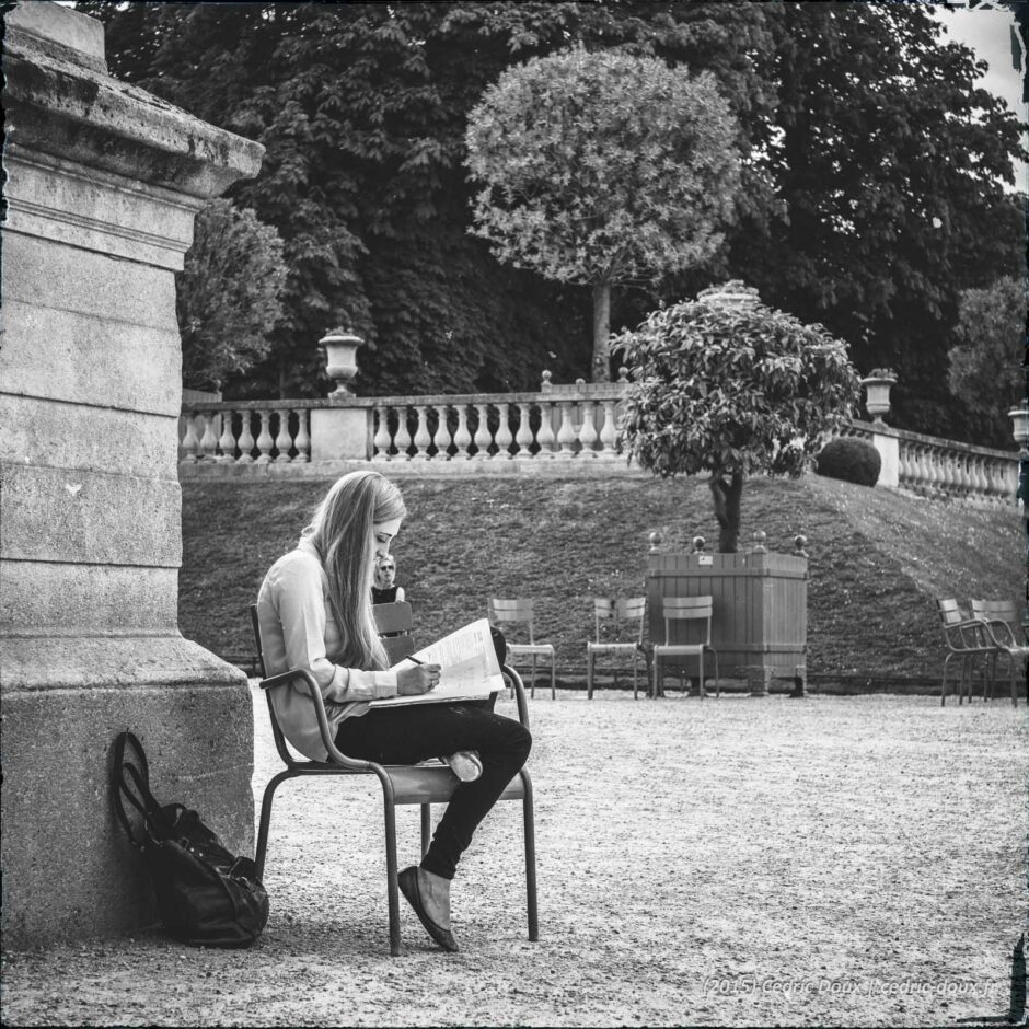 Quiet study. Jardin du Luxembourg, une étudiante studieuse