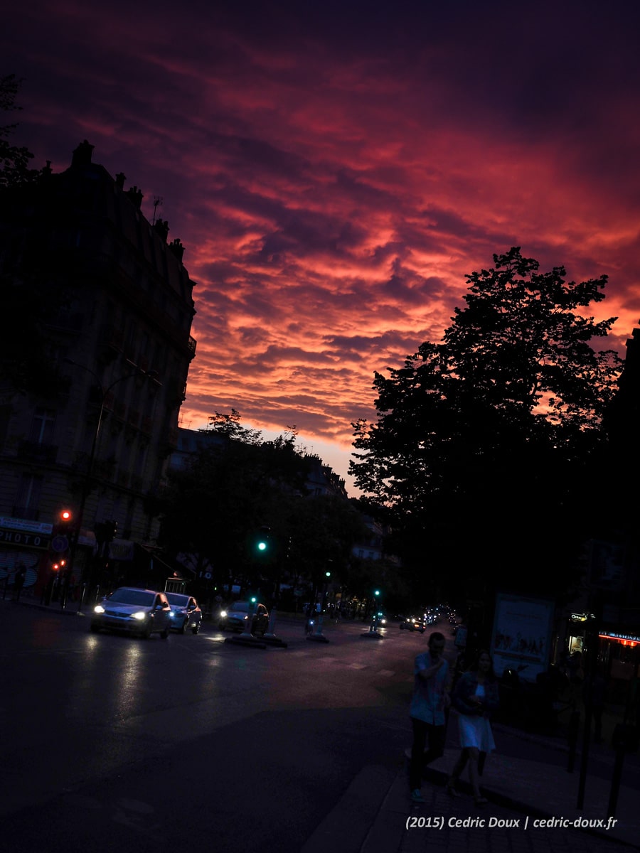 Coucher de soleil dans les nuages parisiens