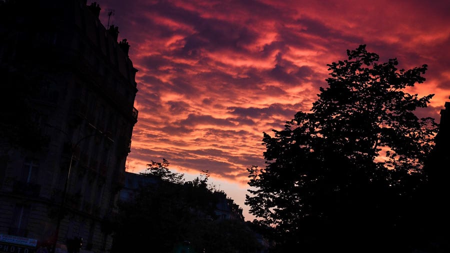 Coucher de soleil dans les nuages parisiens