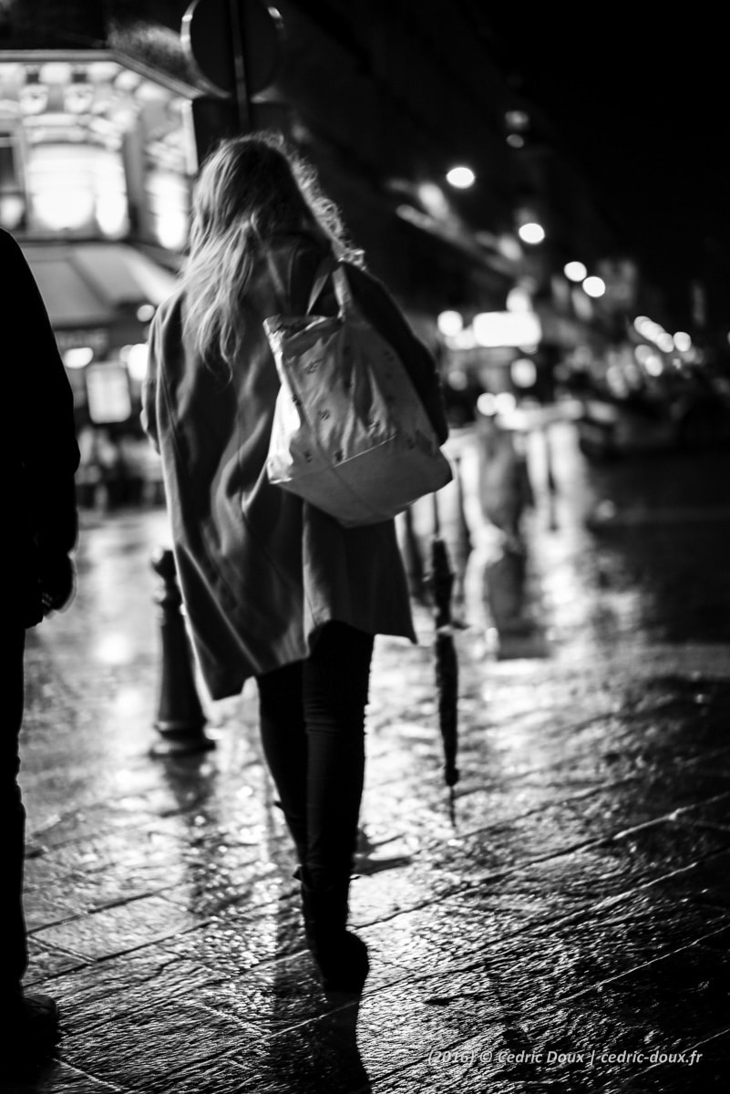 Photo en noir et blanc. Sur les pavés mouillés du Quartier Montorgueil