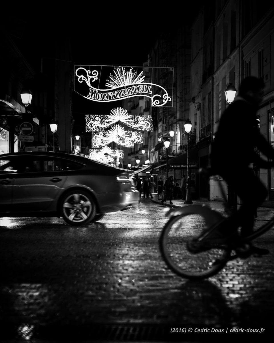 Au croisement de la rue Montorgueil, les panneaux lumineux nous indiquent le chemin