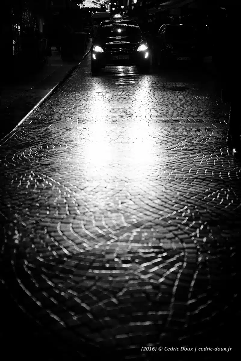 Reflets sur les pavés en noir et blanc