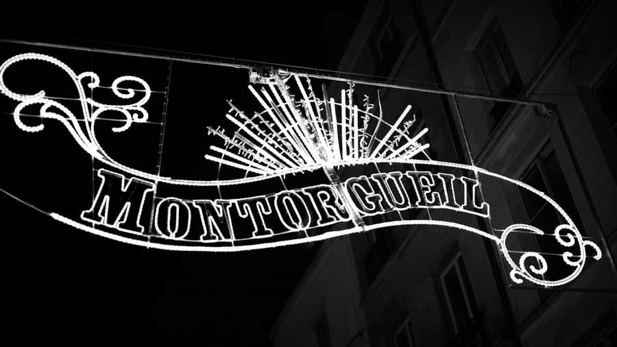 La rue Montorgueil, le quartier de Paris en Noir et Blanc