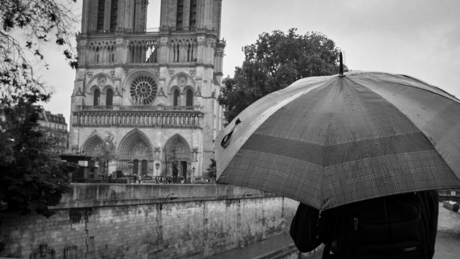 Sous la pluie devant la Cathédrale Notre-Dame