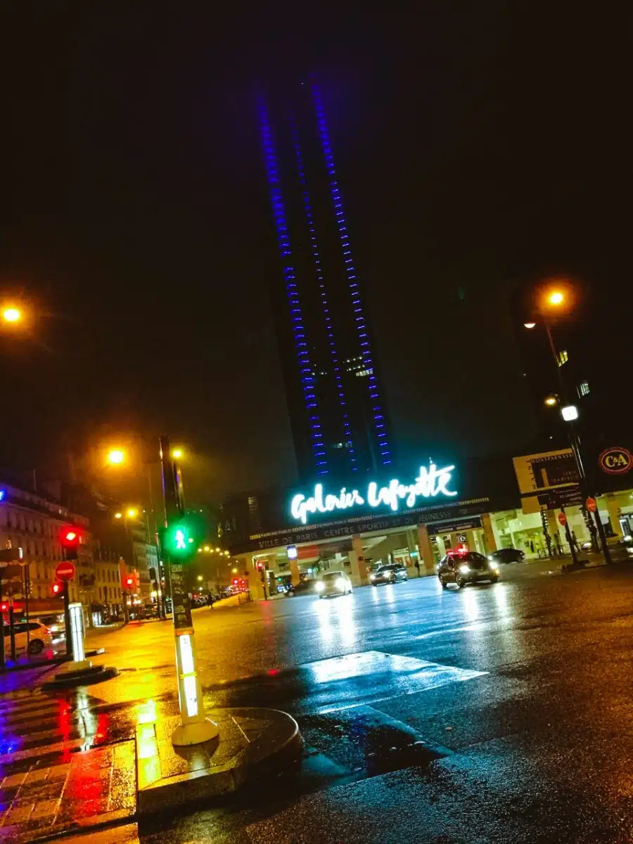Après la pluie, les lumières de la ville se reflètent sur la route