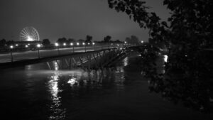 Passerelle Solferino la nuit inondée par la Seine