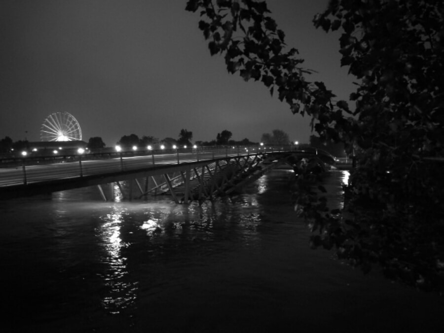 La passerelle Solferino inondée