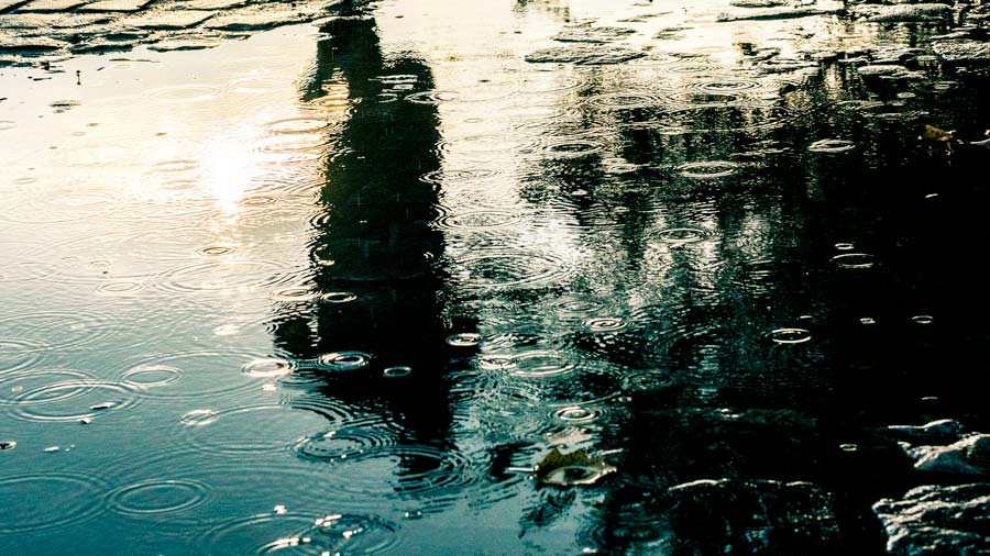 Courir sous la pluie à Paris