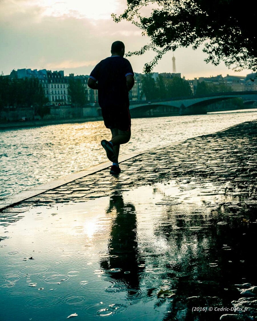 Courir sous la pluie à Paris
