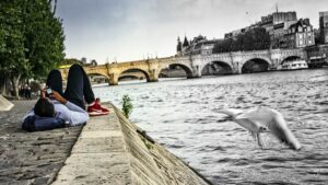 Repos sur les quais de Seine, solitude couleur et noir et blanc