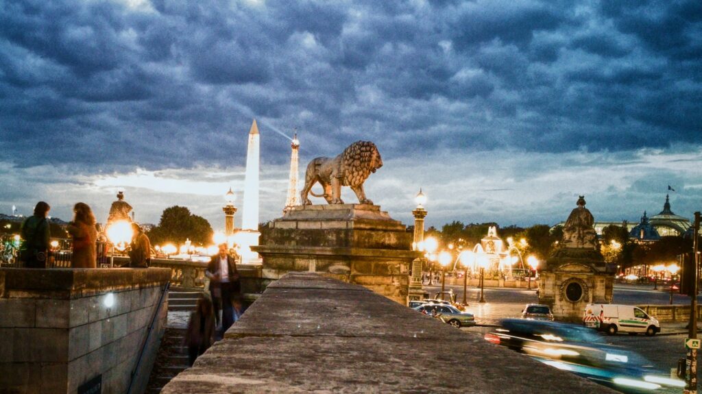 Un lion à Paris... Paris, la nuit tombe, le lion trône sur la place de la Concorde...