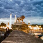 Un lion à Paris... Paris, la nuit tombe, le lion trône sur la place de la Concorde...