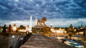 Paris, la nuit tombe. Le lion domine la place de la Concorde.