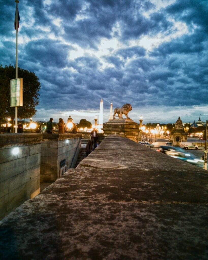 Un lion à Paris... Paris, la nuit tombe, le lion trône sur la place de la Concorde...