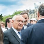 Jean Pierre Raffarin visite la fête du pain à Paris