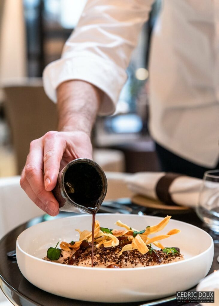 Le Chef Benjamin Brial verse la sauce sur la volaille des Landes. Crédit Photo : 2018 © Cedric-Doux.fr