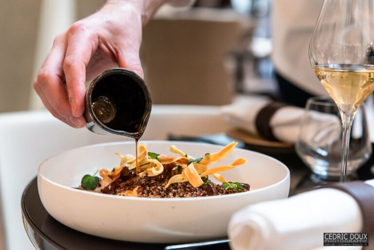 Le geste précis et assuré du chef Benjamin Brial. Crédit Photo : 2018 © Cedric-Doux.fr