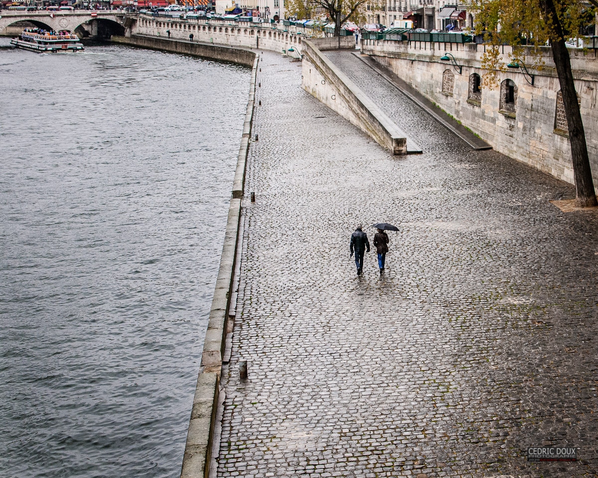 Promenade sous la pluie sur les quais de Seine à Paris. 