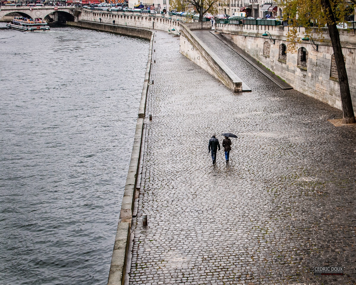Promenade sous la pluie sur les quais de Seine à Paris.