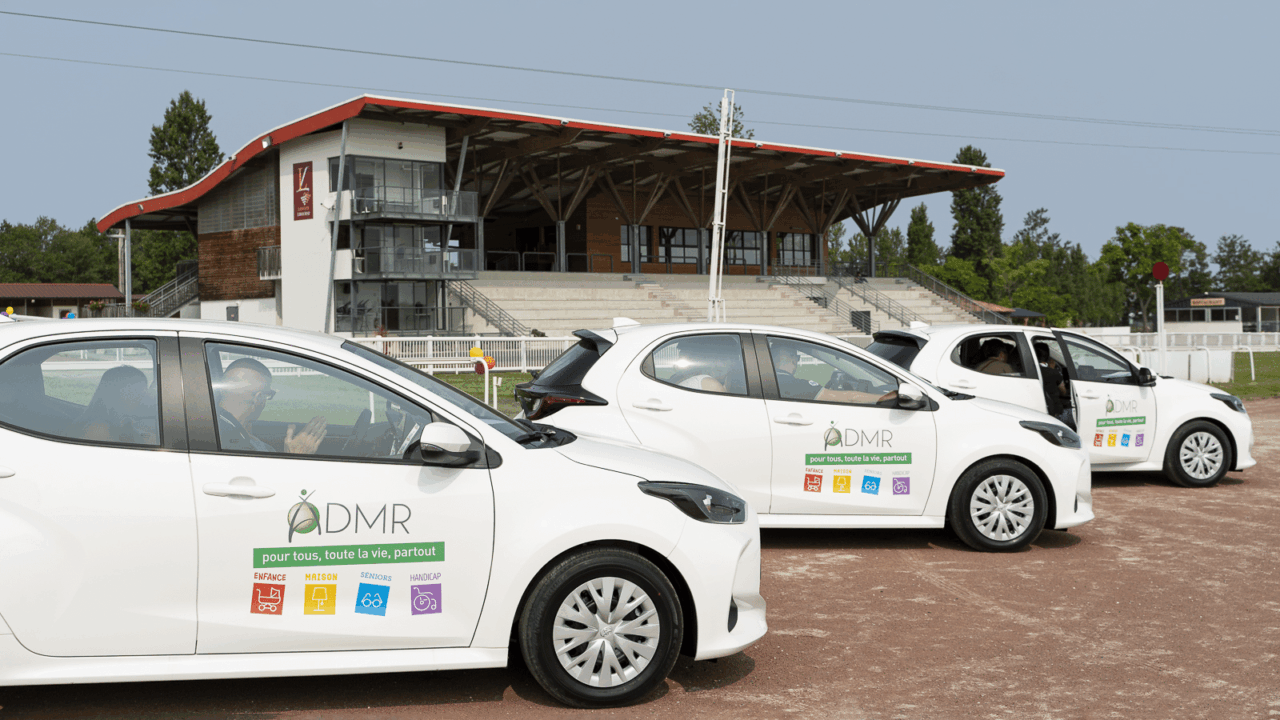 Toyota Yaris ADMR alignées en oblique devant la tribune en bois rouge de l'hippodrome de Langon