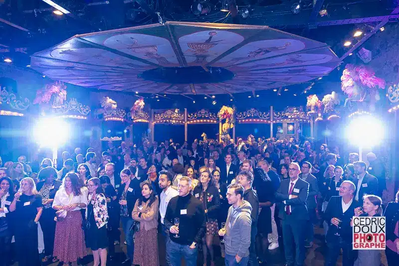 Ambiance festive avec des invités dans la salle principale lors de l'événement des 15 ans d'ICOSA.