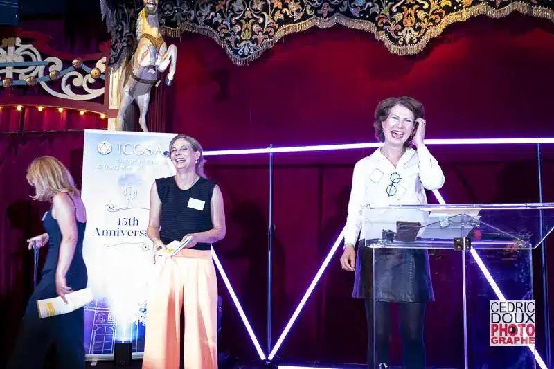 Dominique Carlac'h prononçant un discours lors de la soirée des 15 ans d'ICOSA.