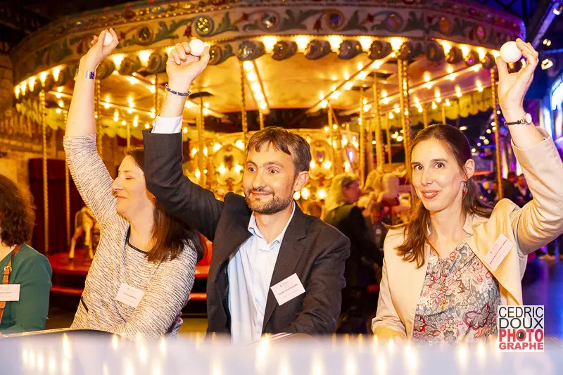 Des invités profitant des attractions de la foire au Musée des Arts Forains pendant la soirée des 15 ans d'ICOSA