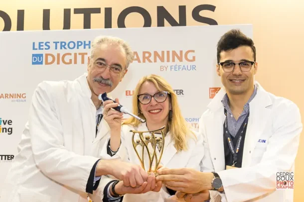 Image de l'entreprise, raconter votre histoire 1 Portrait d’un lauréat réagissant à la remise de son trophée lors du Digital Learning 2025