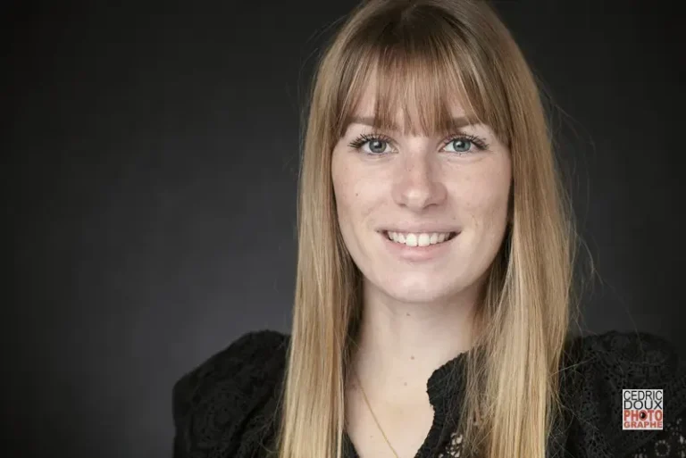 Portrait corporate professionnel d’une jeune femme, fond sombre, photo pour trombinoscope ou LinkedIn