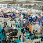 Vue d’ensemble du salon Solutions RH, Innovative Learning et Digital Workplace à Paris, avec de nombreux stands et visiteurs.