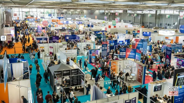 Vue d’ensemble du salon Solutions RH, Innovative Learning et Digital Workplace à Paris, avec de nombreux stands et visiteurs.