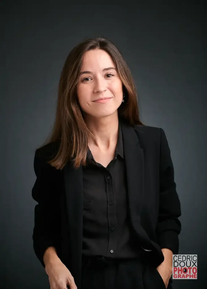 Portrait corporate professionnel d’une cadre féminine à Montpellier
