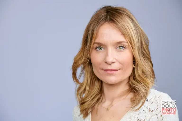 Portrait corporate à Montpellier – Collaboratrice cheveux mi-longs