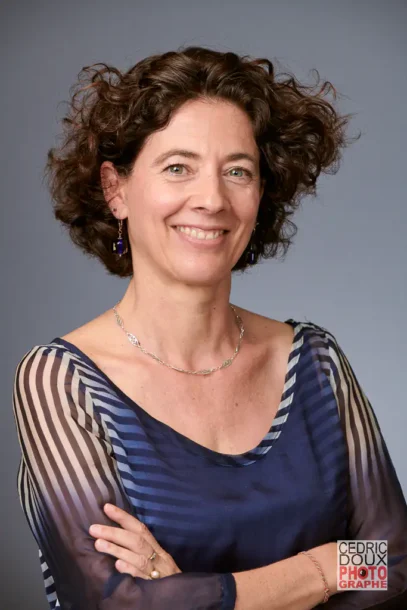 Portrait corporate à Montpellier – Collaboratrice haut bleu