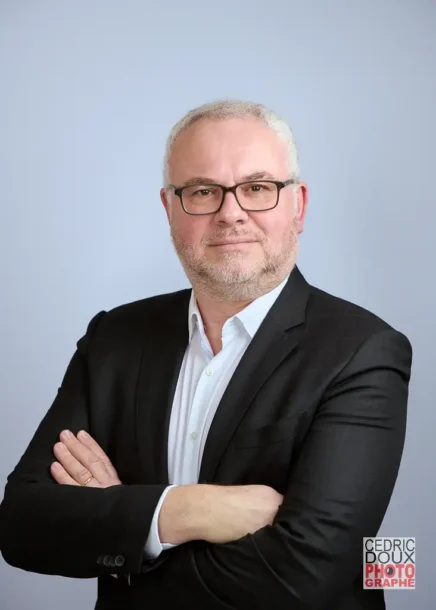 Portrait de dirigeant à Montpellier, bras croisés