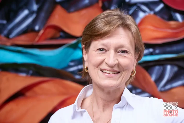 Photographe corporate à Montpellier – Portrait sur fond coloré