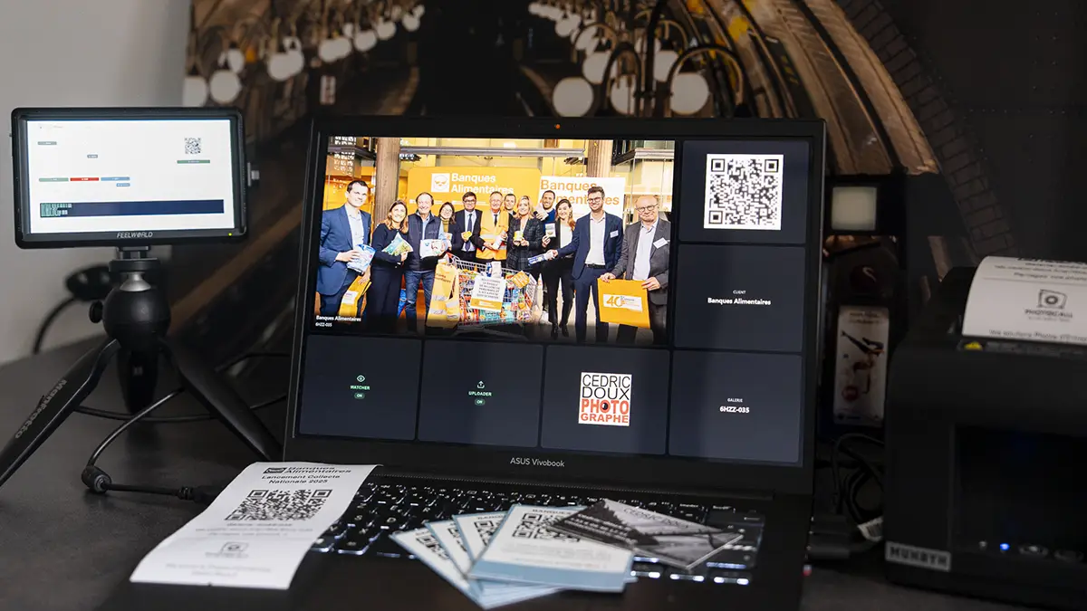 Installation PhotoCall Live avec écran de suivi, QR codes et interface de gestion en temps réel